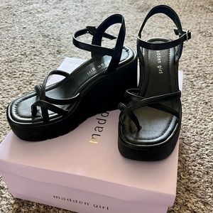 Madden Girl - Vaultt Wedge,  Size 5, BLACK.